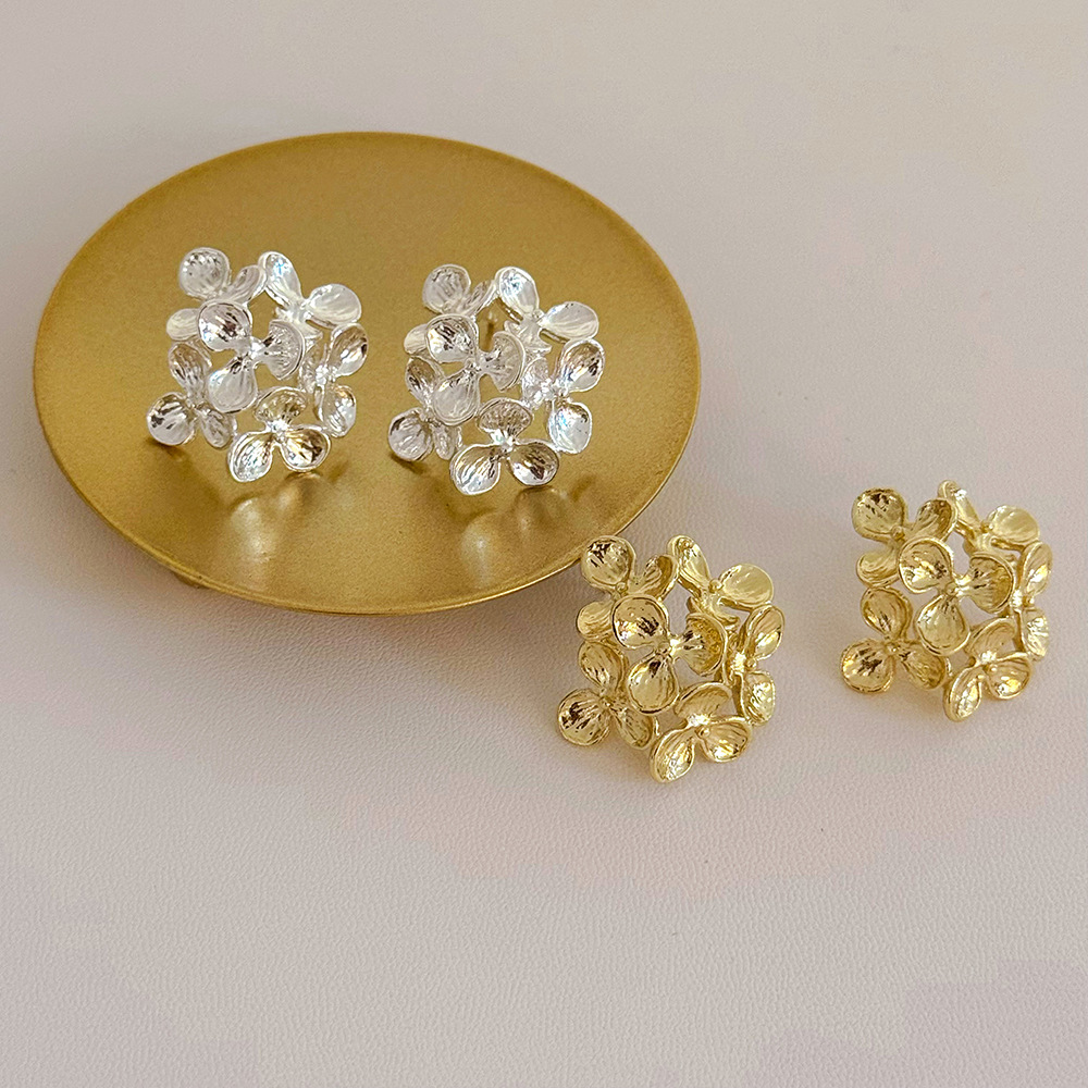 Small design three dimensional retro fashionable elegant earrings