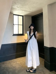 海辺のリゾートスタイルの女性のためのVネックベストドレス夏白ルーズスリムスカートレイジーカジュアルAラインロングスカート