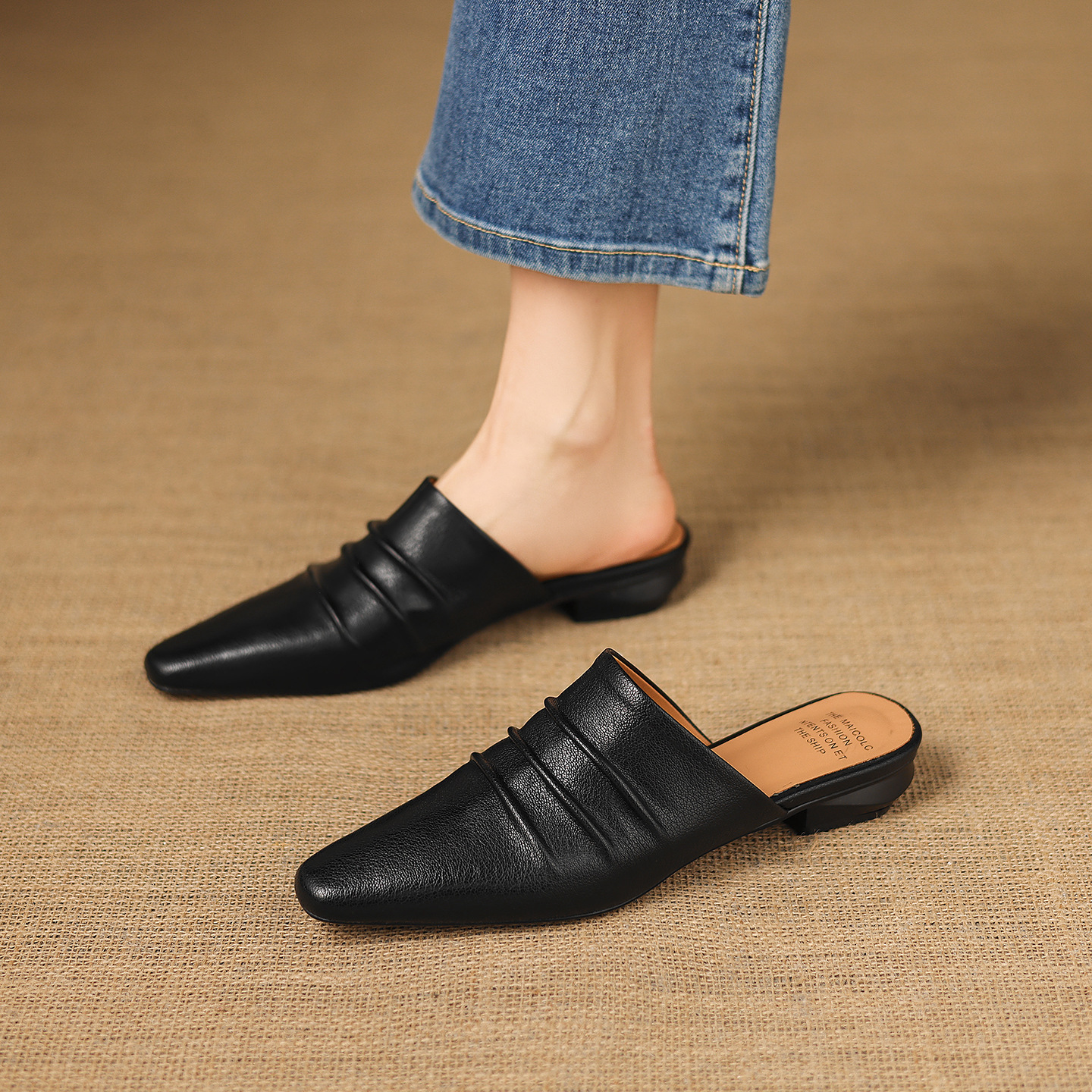 Dép sandal nữ bít mũi quai chữ V đế thấp da bò mùa xuân hè — đen