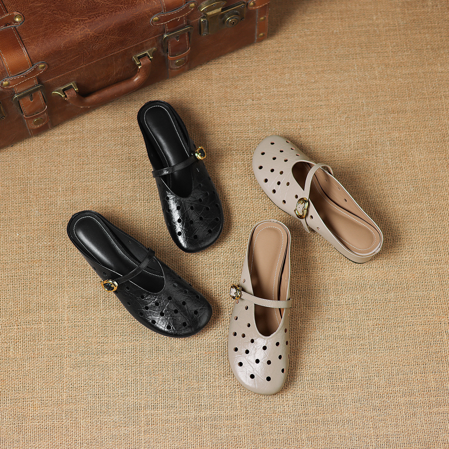 Sandal nữ da dê đục lỗ mũi trùm quai ngang hở gót — đen chi tiết 1