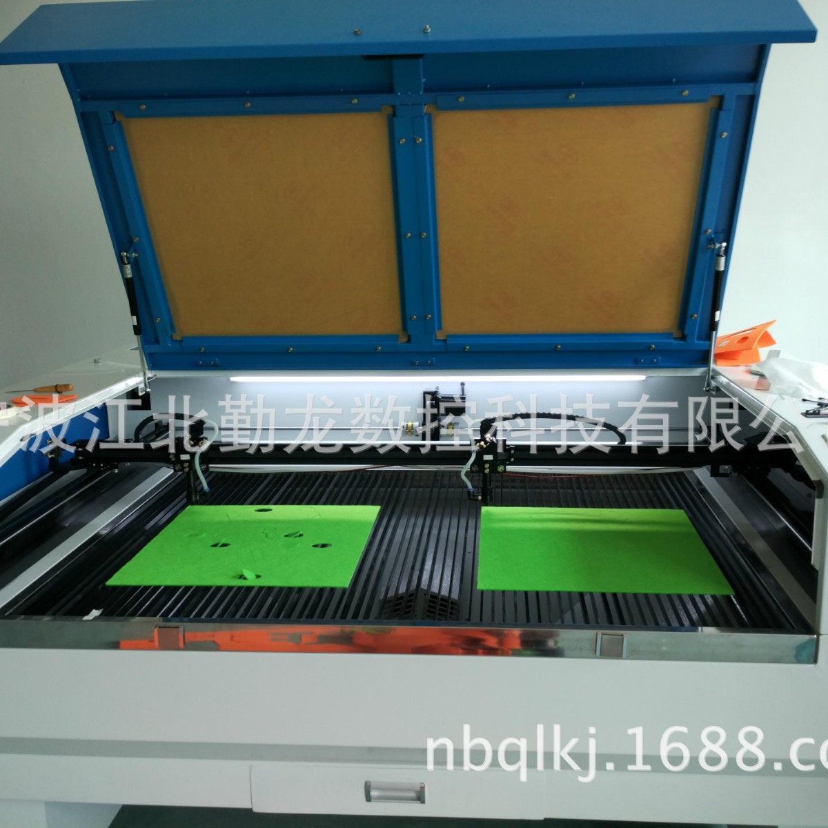 自动送料毛绒面料电脑绣花帖布绣刺绣激光切割机