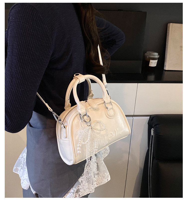 This year, Korean-style, stylish and simple hand-held bags with niche designs are in vogue. These are fashionable summer underarm bags for women's commuting full figure