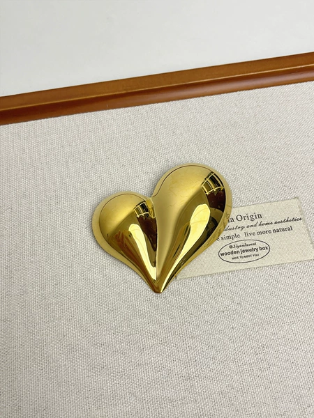 Golden Love Brooch XZ0010A