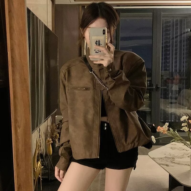 アメリカの高街のレトロな茶色の機関車のスエードの服のジャケットの女性の秋の短いタイプの美ラードの立襟は古いコートのファッションをします。