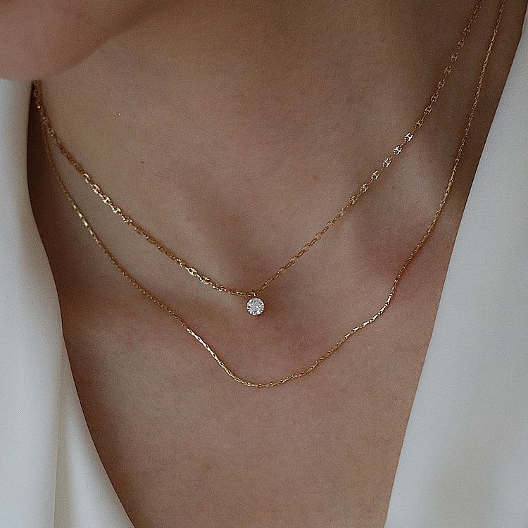 Notre collier minimaliste à plusieurs rangs allie chaînes délicates et luxe discret. Portez-le comme un petit rappel de votre beauté et de votre confiance sereine._voghion.com