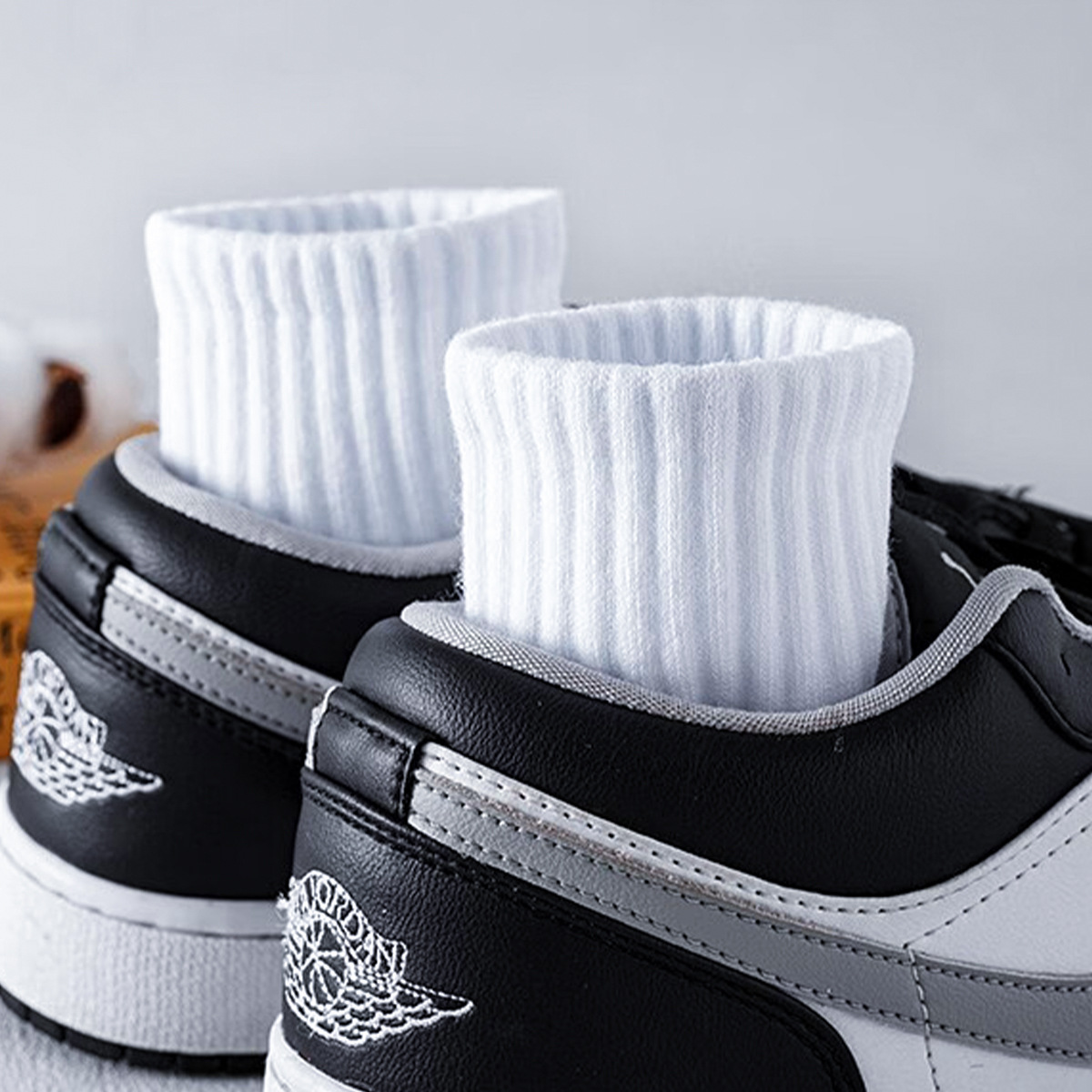 Zhuji Calcetines de hombre calcetines de hombre primavera y otoño juventud Estudiante Deportes calcetines de hombre en blanco y negro todo partido Deportes cortos