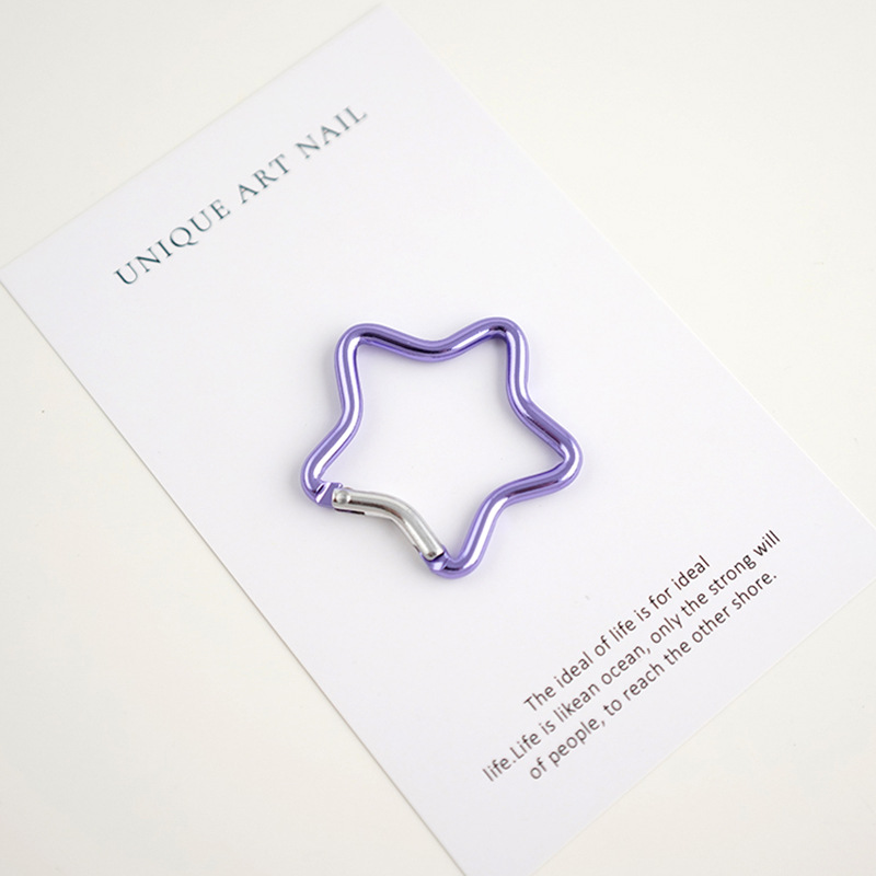 バックパックにフックを掛けて登山ボタンを掛けます。