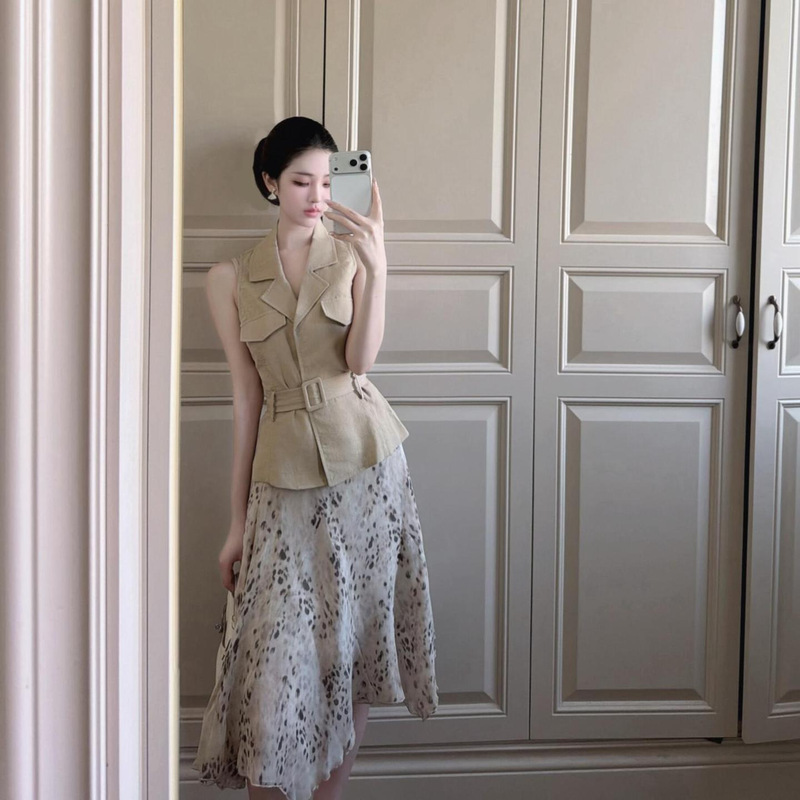 Suit Collar Waist-Cinching Vest for Women, New Summer Style with Belt, Slimming and Elegant Sleeveless Top Suit Collar Waist-Cinching Vest for Women, New Summer Style with Belt, Slimming and Elegant Sleeveless Top