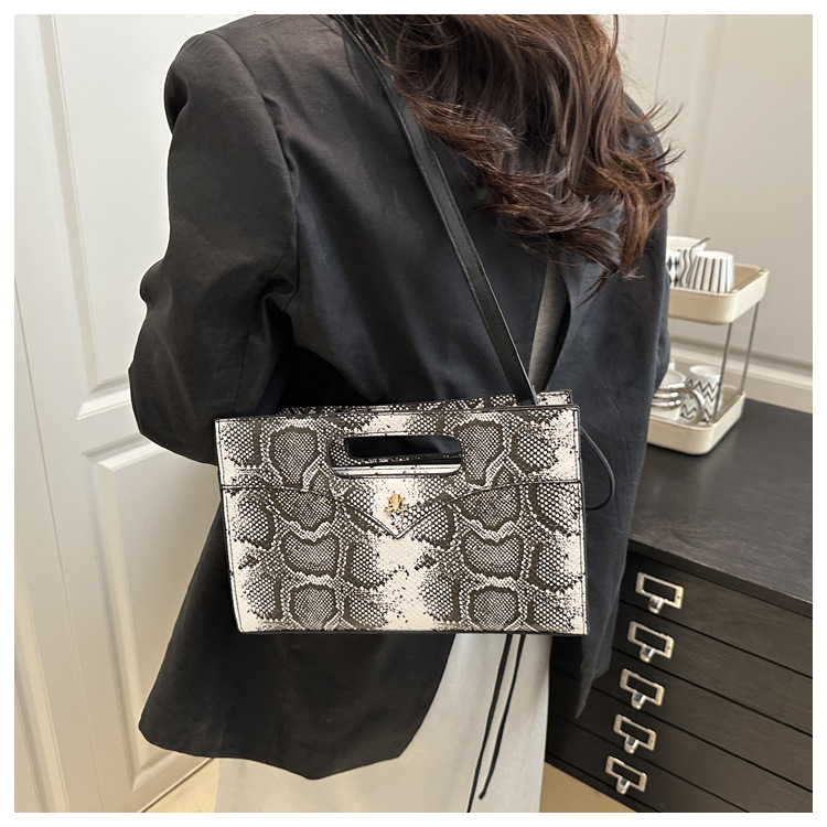 Women's Pu Leather Snakeskin Streetwear Sewing Thread Square Zipper Tote Bag display picture 10