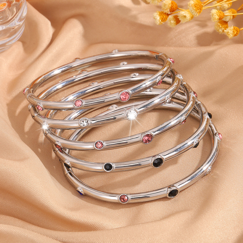 Mujeres de acero inoxidable diez pulseras de perforación galvanizadas de alta calidad 18k oro de moda pulseras de lujo ligeras joyas personales versátiles