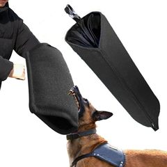 アマゾンの子犬の中小型の訓練犬が袖を噛んで、袖を裂いて犬を訓練します。