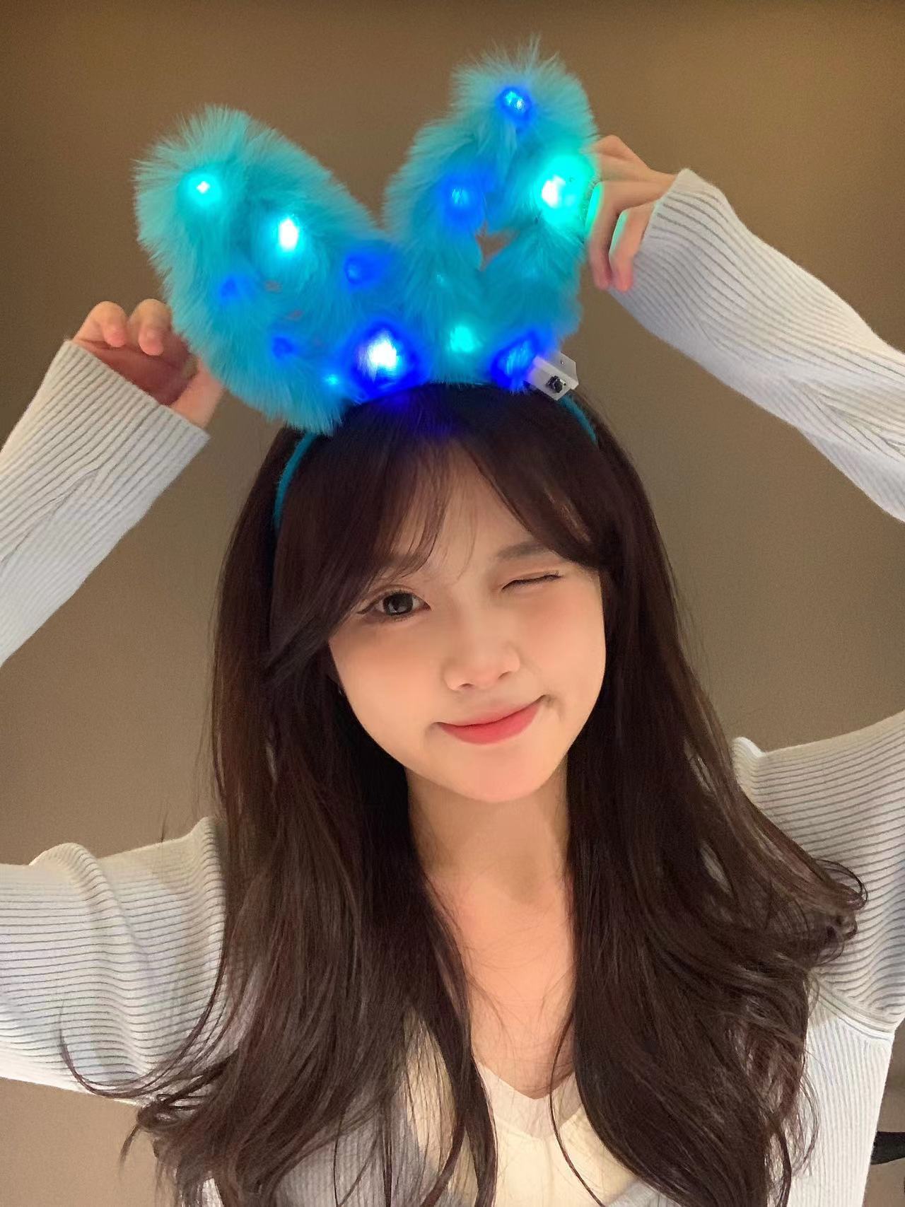 Nueva diadema con orejas de conejo de plumas con luces intermitentes, accesorio para la cabeza súper brillante, horquilla luminosa, popular en atracciones turísticas y puestos callejeros, venta al por mayor.