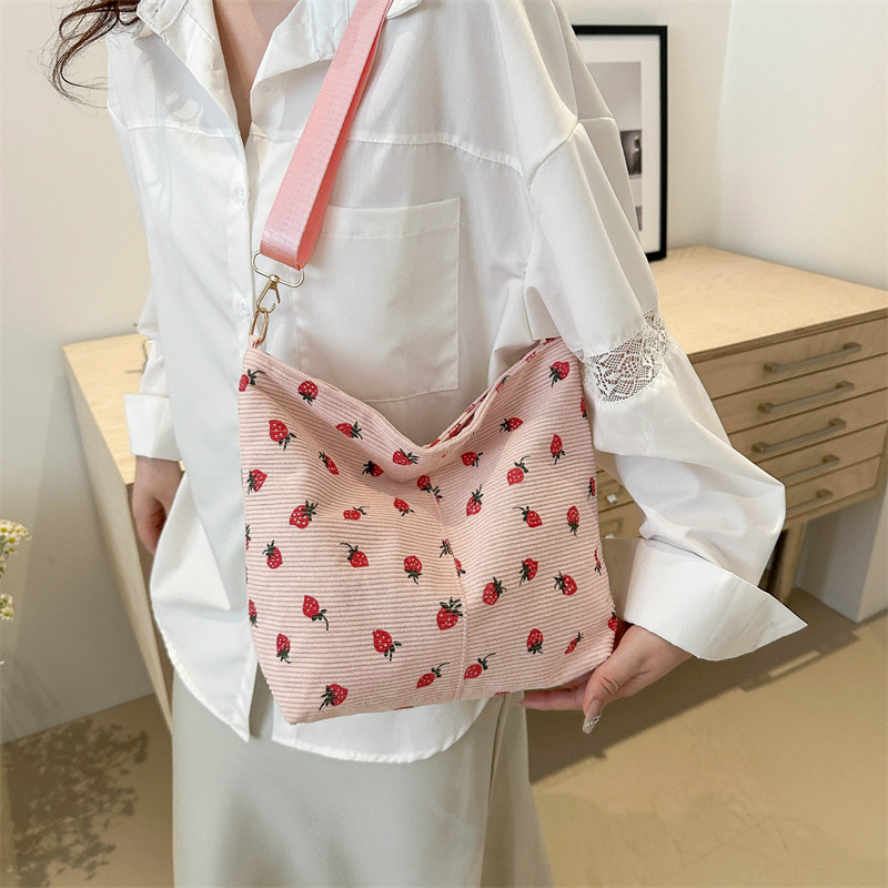 Bolsas de impresión de fresas populares de vellón mujeres coreanas de verano 2024 nuevo cross-border mochila de hombro bolsas de cubo