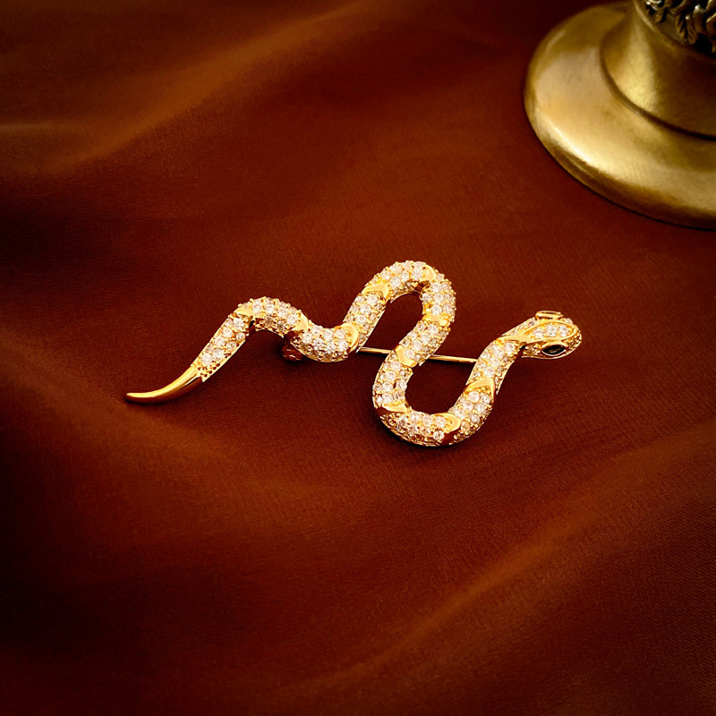 Europa y América exagerada circón broche en forma de serpiente de oro real galvanoplastia personalidad nicho temperamento alto sentido suéter pin ramillete femenino