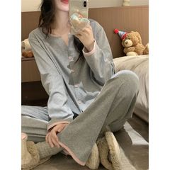 パジャマの女性は春と秋にホームウェアのスーツを着ることができます。