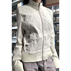 ショートタイプの工装ジャケットの女性の薄いタイプの立襟の修身はやせています。