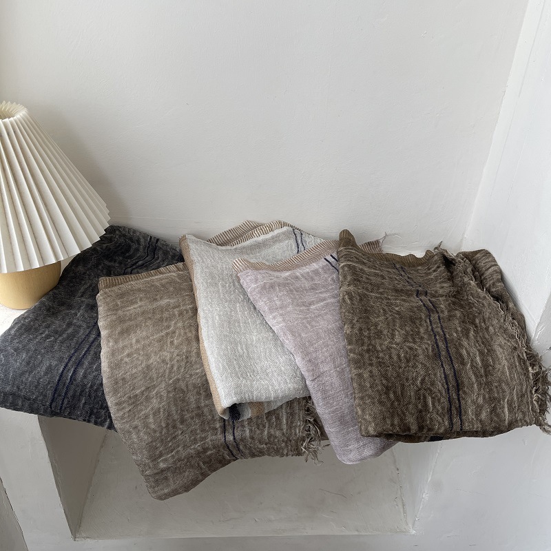 Casual vintage-style striped linen scarf, long, lightweight and breathable, suitable for daily commuting and travel, versatile neck scarf