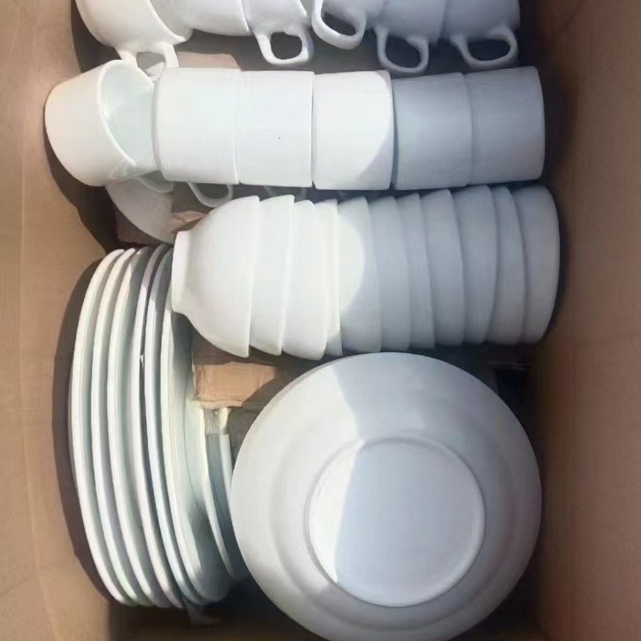 Ventas en caliente de inventario de cerámica platos y palillos de porcelana blanca cerámica africana al por mayor artículos domésticos platos y tazas y platos mercado nocturno