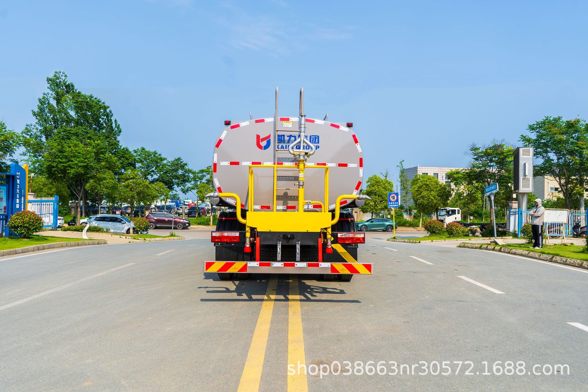 Dongfeng F9 Sprinkler Truck 12 Tons Direct Sales from Manufacturer for Greening, Dust Suppression on Construction Sites, Road Washing, and Sprinkling