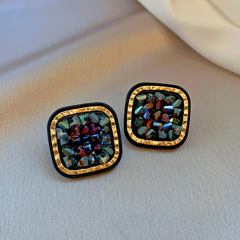 Pendientes geométricos con pliegues irregulares con cuentas de vidrio con aguja de plata Pendientes de alta calidad de temperamento negro Pendientes ligeros de lujo