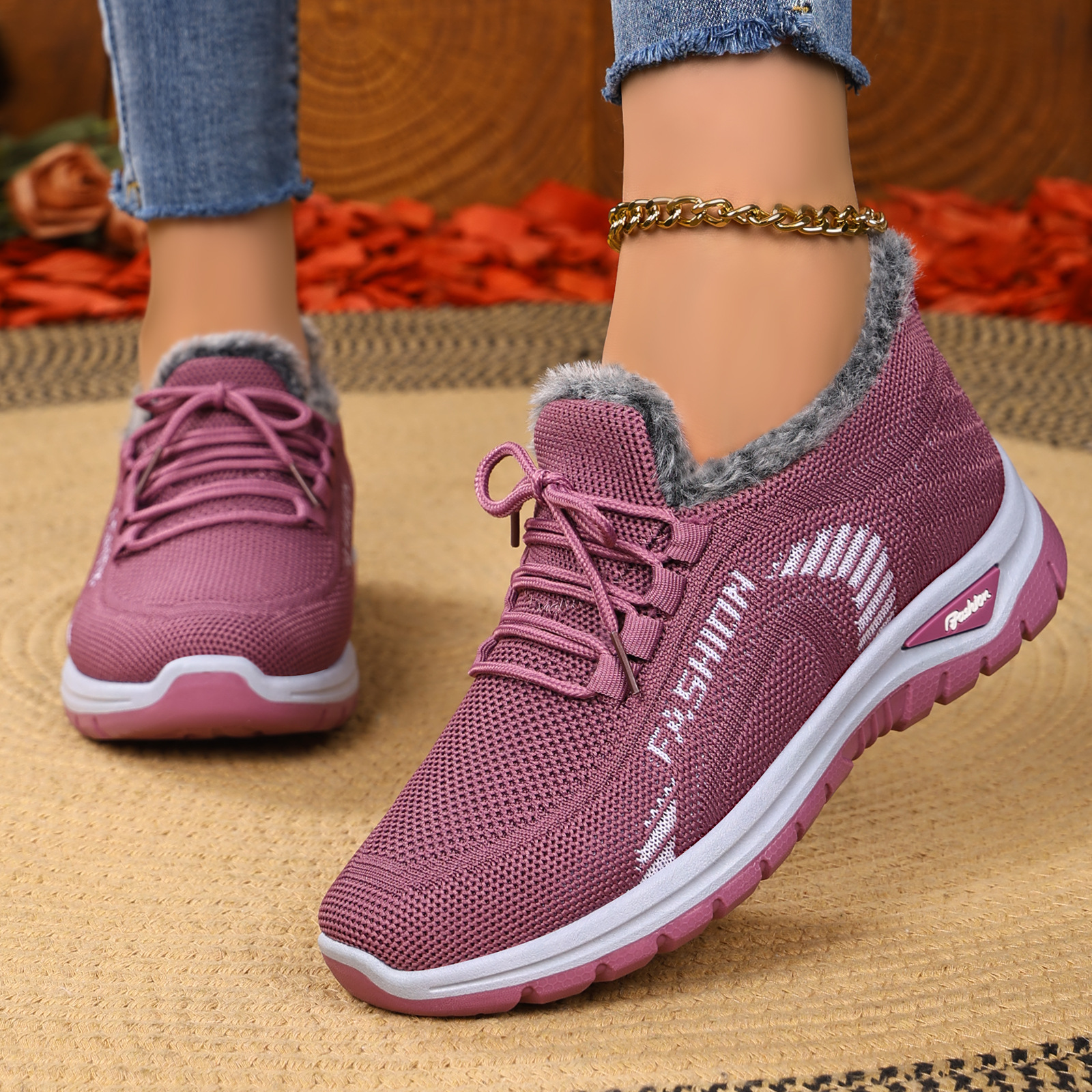 Zapatos de mujer de invierno transfronterizos de lana y calentamiento de algodón grueso botas de algodón de peluche de mediana edad y botas de madre ligeras y planas