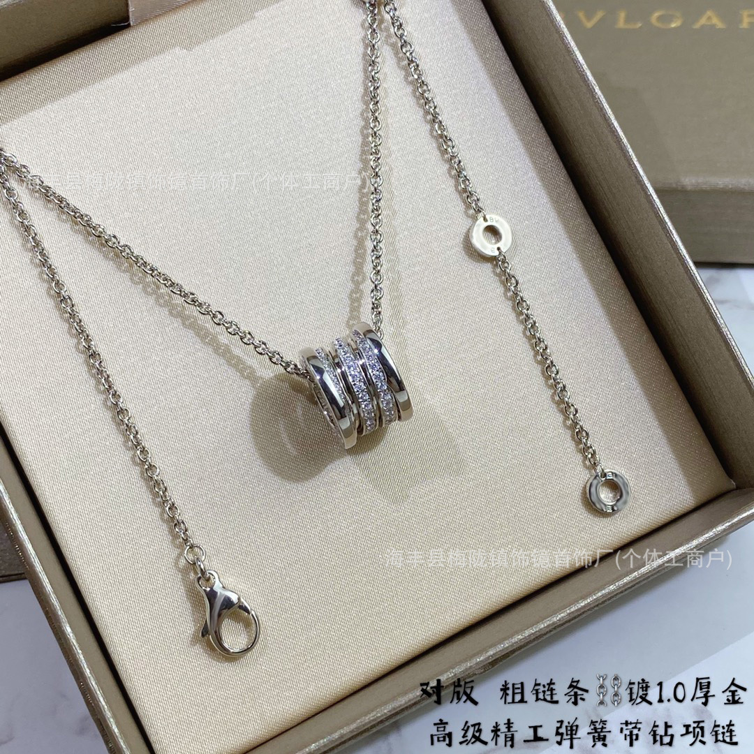 White gold spring center diamond necklace / A
