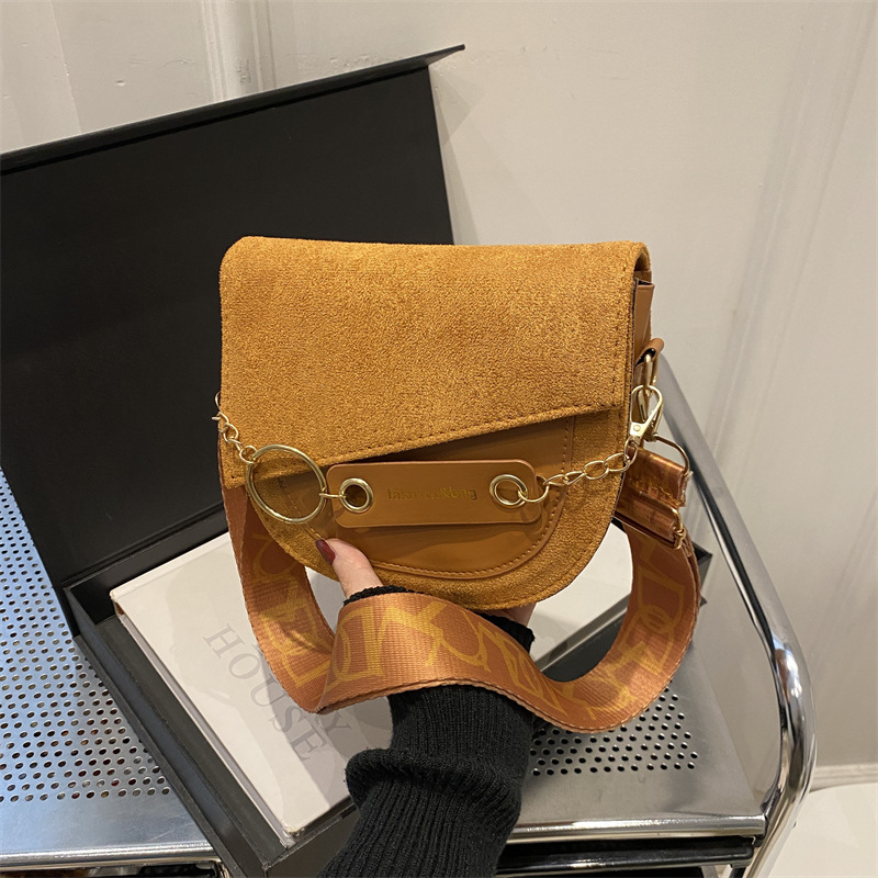 Bolsa de semicírculo nuevo color sólido mochila de hombro temperamento ancho silla de hombro bolso de moda 2025 diseño de moda esmaltado bolso de hombro