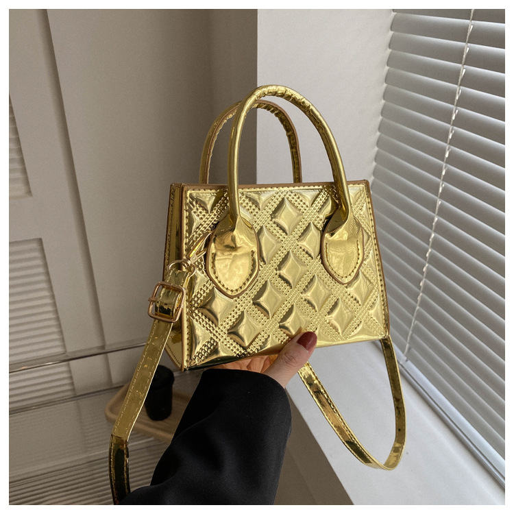 Piccola borsa a tracolla quadrata in vernice effetto goffrato_voghion.com