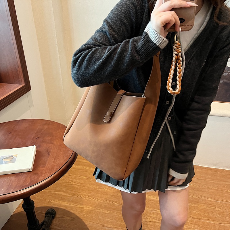 Bolsa de viaje de moda simple versátil para mujeres 2024 nuevo estilo coreano bolso de brazo de gran capacidad de hombro ancho bolso