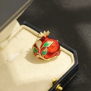New pomegranate enamel brooch, exquisite and elegant, a high-end accessory for cheongsams and other formal wear; wholesale from the manufacturer