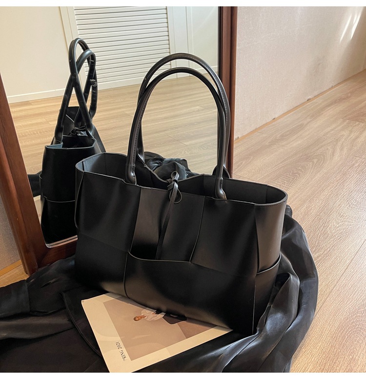 Bolso de mano tejido de gran capacidad de las mujeres, nuevo bolso de la axila del hombro de alto grado retro 2023