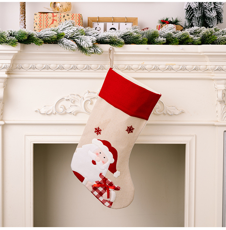 Hogar y jardín nuevas decoraciones navideñas calcetines navideños con estampado de dibujos animados de lino con borde rojo calcetines de regalo para niños colgante de árbol_voghion.com