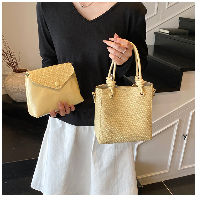A niche and simple hand-held bucket bag for the summer of 2025, featuring a fashionable and stylish Korean style with a woven pattern, is a single-shoulder crossbody bag undefined