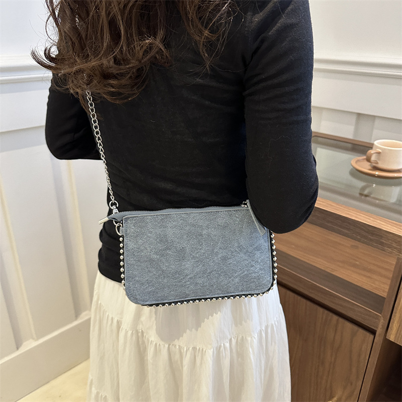 Este año, bolsos de color populares para mujeres 2024 verano nuevo sobre de moda bolso de hombro retro bolso de cadena universal