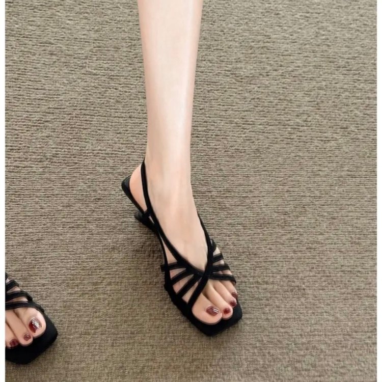 Cabeza cuadrada cruzada con sandalias de tacones desnudos para mujeres verano 2026 nuevo estilo universal pequeño hombre romano zapatillas de tacones altos para usar
