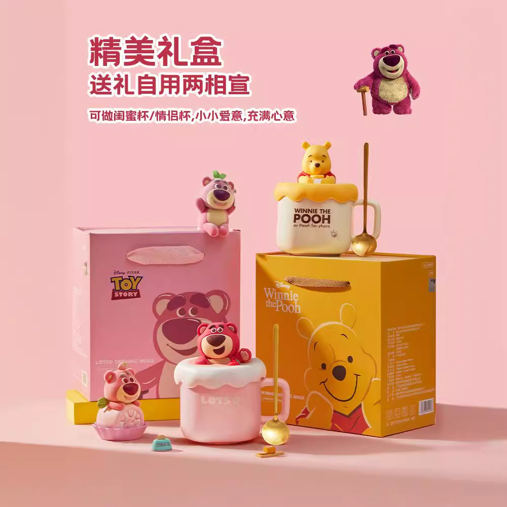 Strawberry Bear Taza con tapa y cuchara Juego de dibujos animados Taza Taza de cerámica de alto valor Caja de regalo de vacaciones