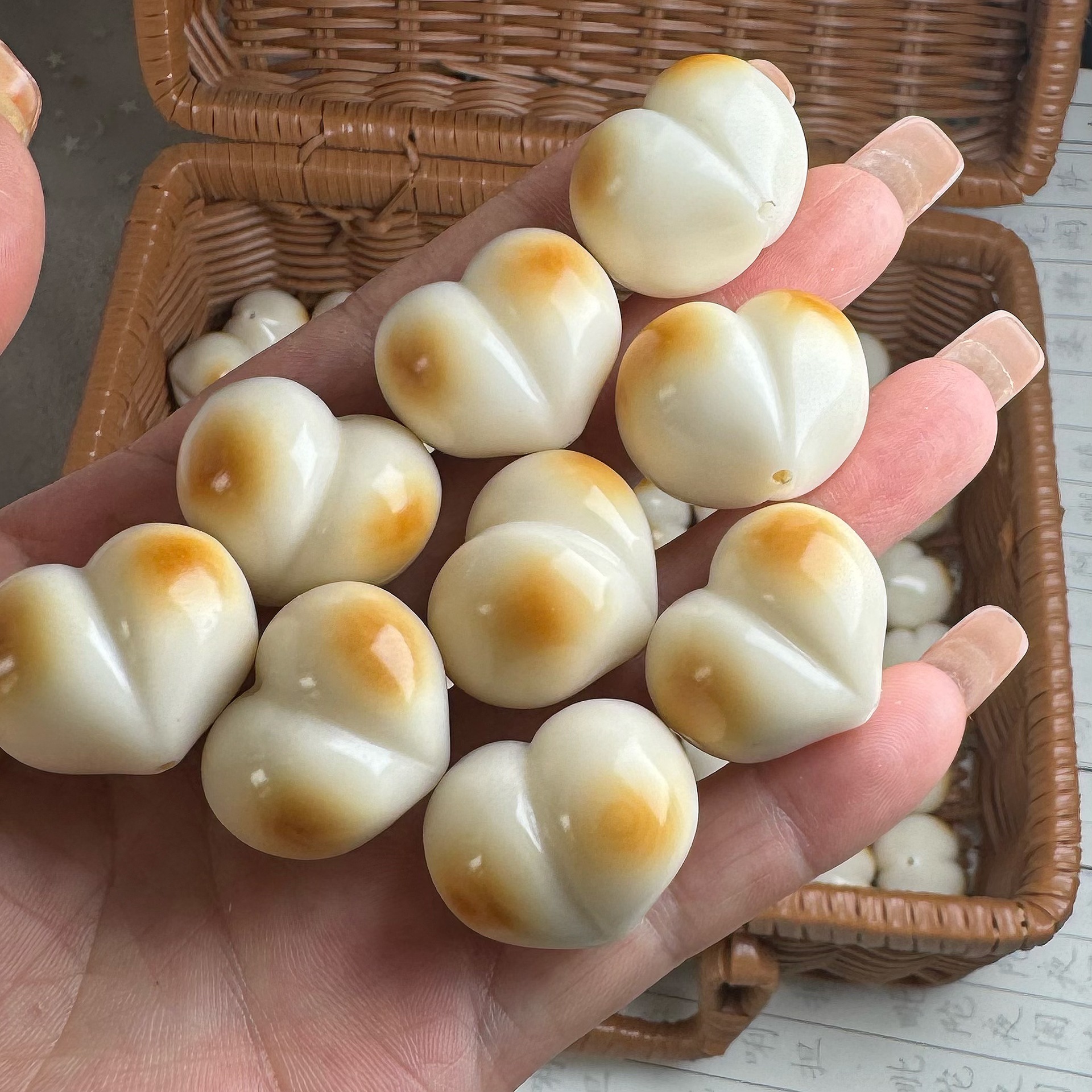 Live Streaming Supply of Goods: Natural Ivory Fruit Carving Small Pieces, Charcoal-Fired Ivory Fruit Peach, and Ivory Fruit Accessories for Crafts