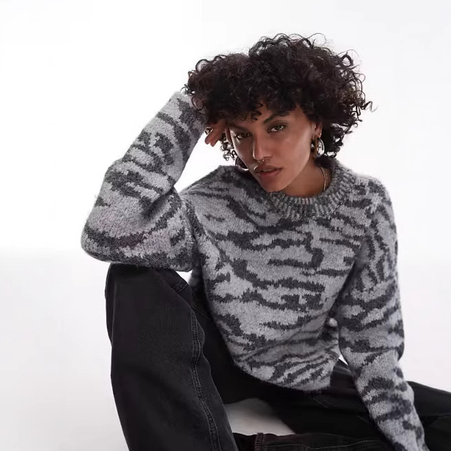 Herrenbekleidung Herbst neuer Jacquard-Kontrastfarbstrickpullover mit lockerem Rundhalsausschnitt und langen Ärmeln_voghion.com