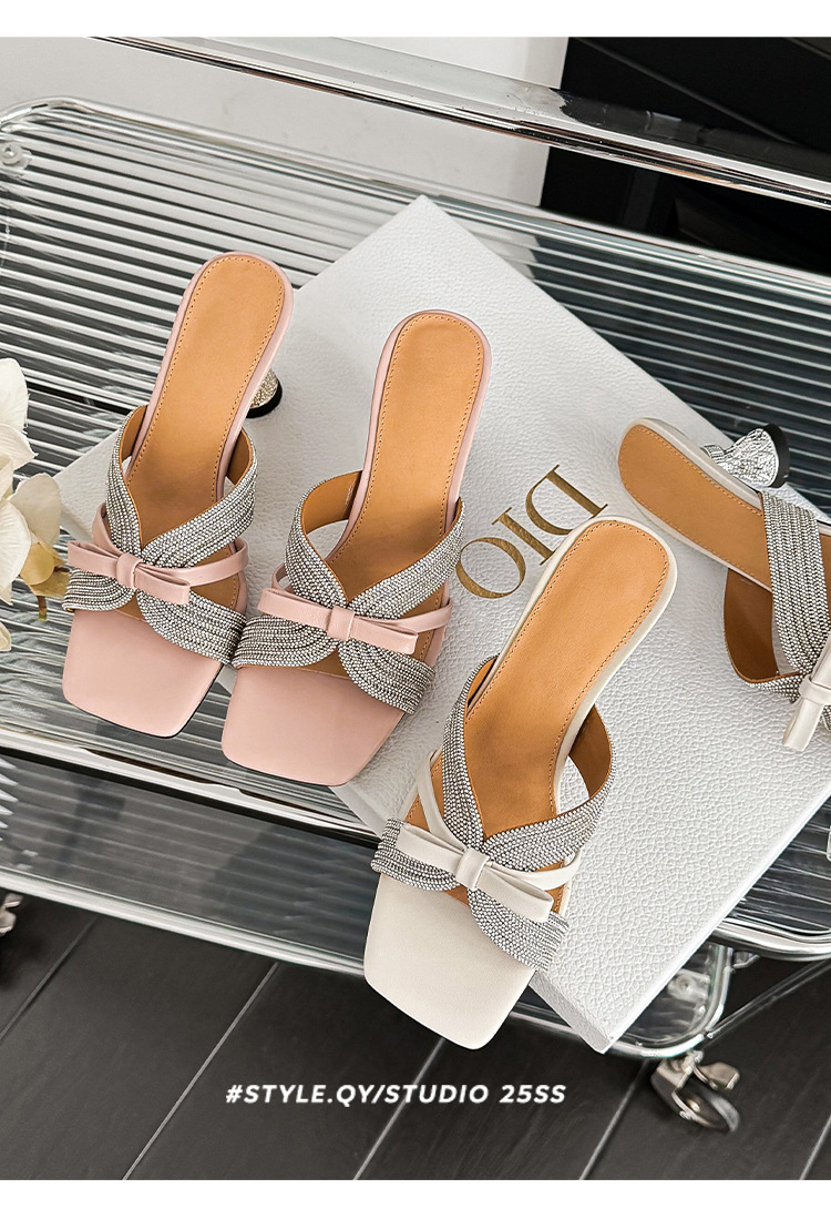 Sandal cao gót nữ hở mũi đính đá pha lê, quai ngang nơ bướm, gót 9 cm — màu hồng, màu trắng ngà chi tiết 3
