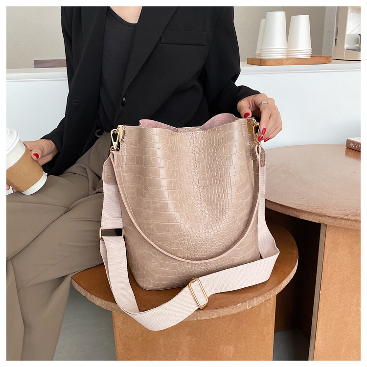 Fashionable Stylish One Shoulder Bag New Fashionable Temperament Underarm Bag Casual All-Matching Wide Shoulder Strap Bucket Bag display picture 8
