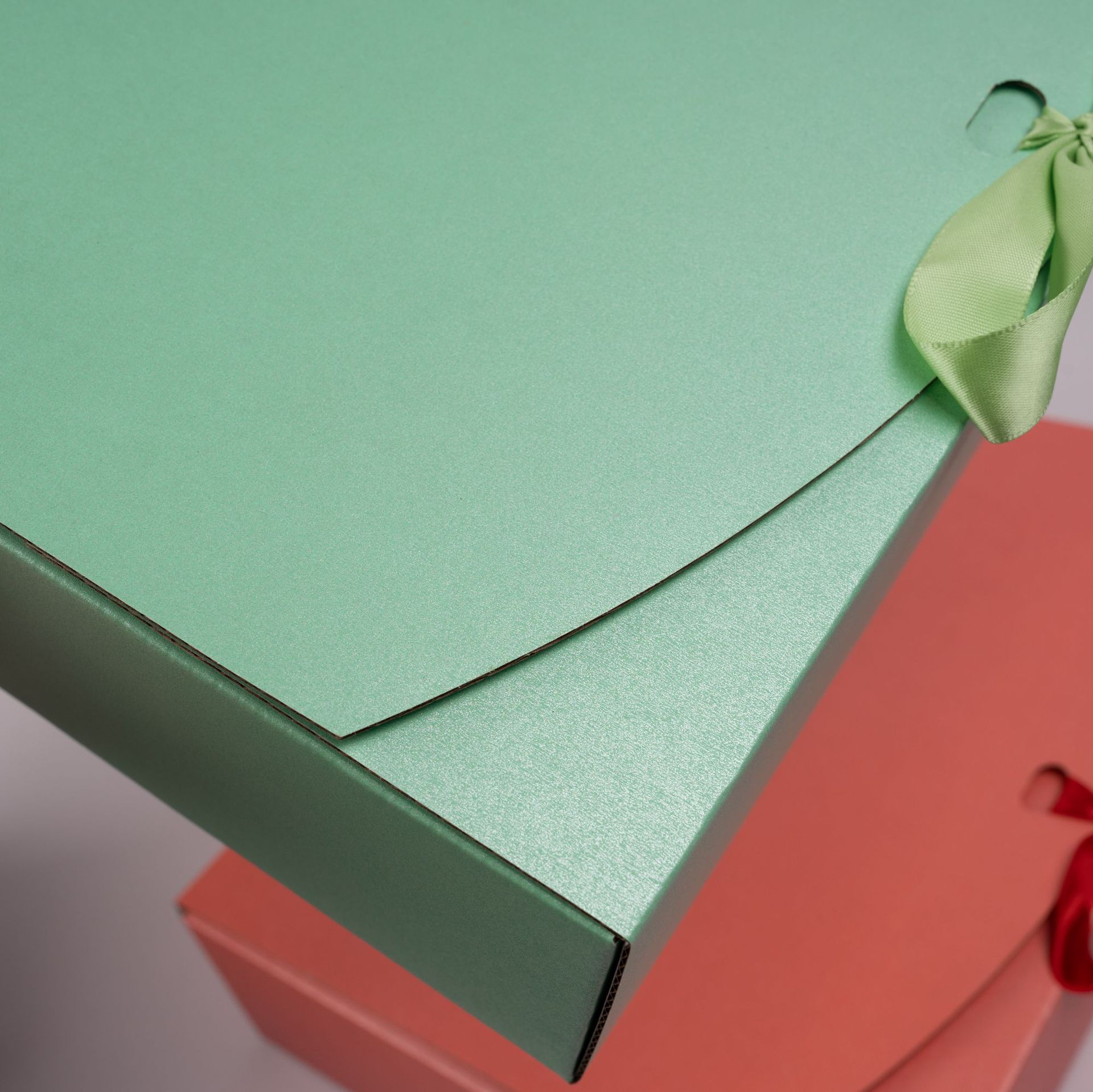 Caja de avión de color extra duro, caja de embalaje de lazo, ropa interior, accesorios de ropa, logística urgente, embalaje de comercio electrónico, caja de papel en stock