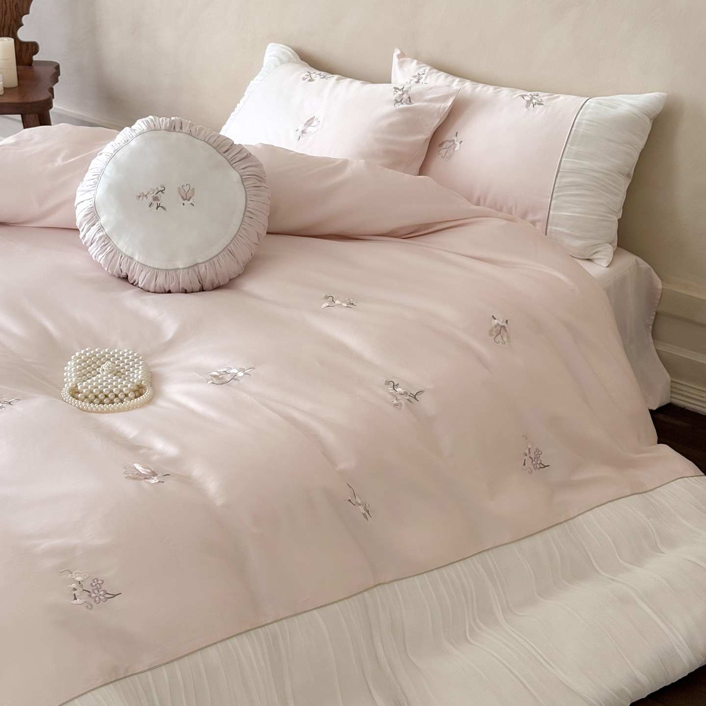 Elegant Embroidered Four-piece Cotton Bedding Set For Bedroom_voghion.com