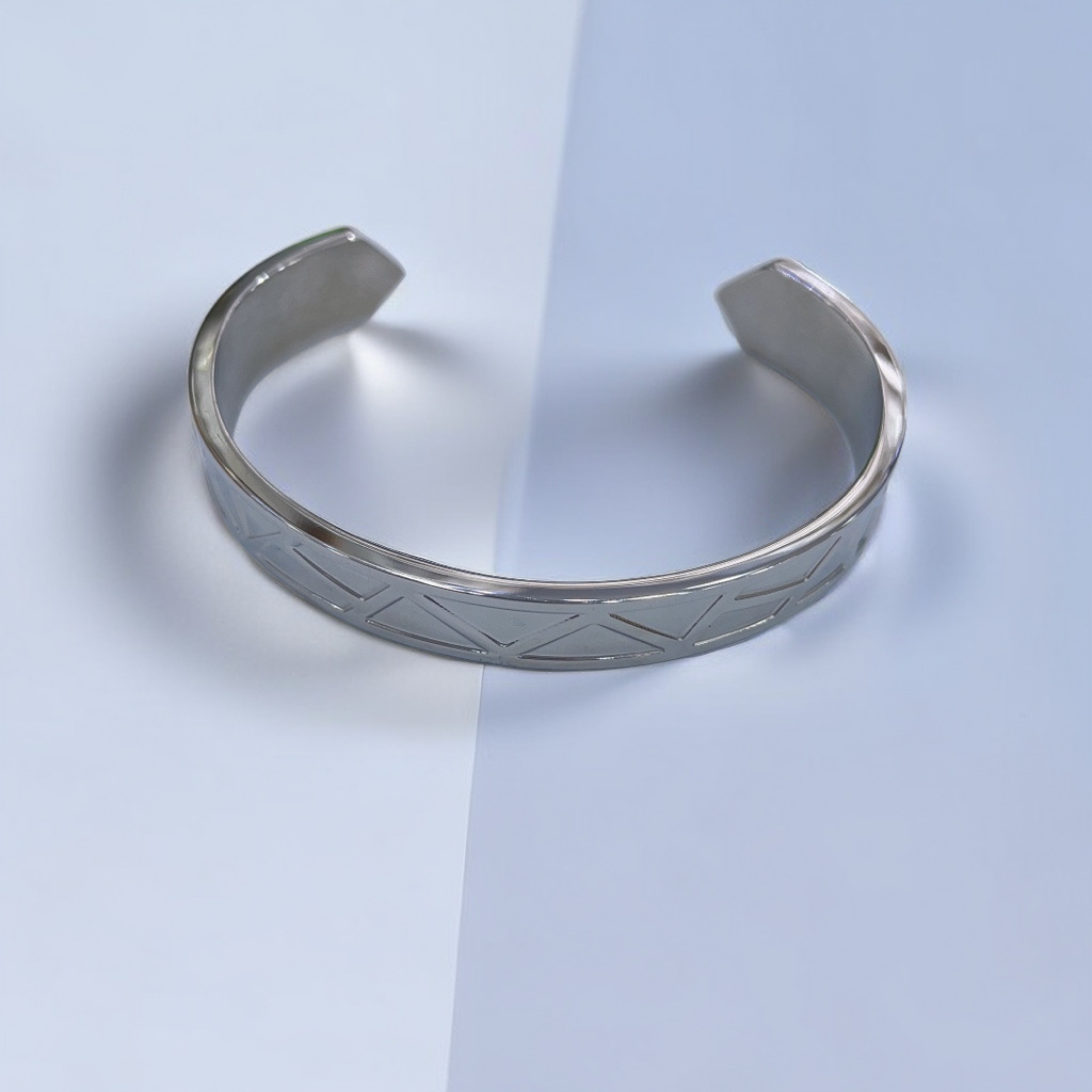 Fábrica en stock al por mayor de Europa y América transfronteriza de acero inoxidable en forma de C pulsera abierta ajustable chapado en oro 18K personalidad no se desvanece