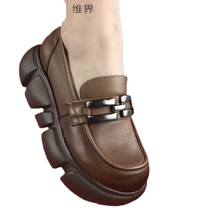 Verano y otoño 2024 nuevos zapatos de mujer de cuero suave con zapatos de cuero pequeños aumentando la altura de los zapatos Lefour de estilo británico un solo zapato