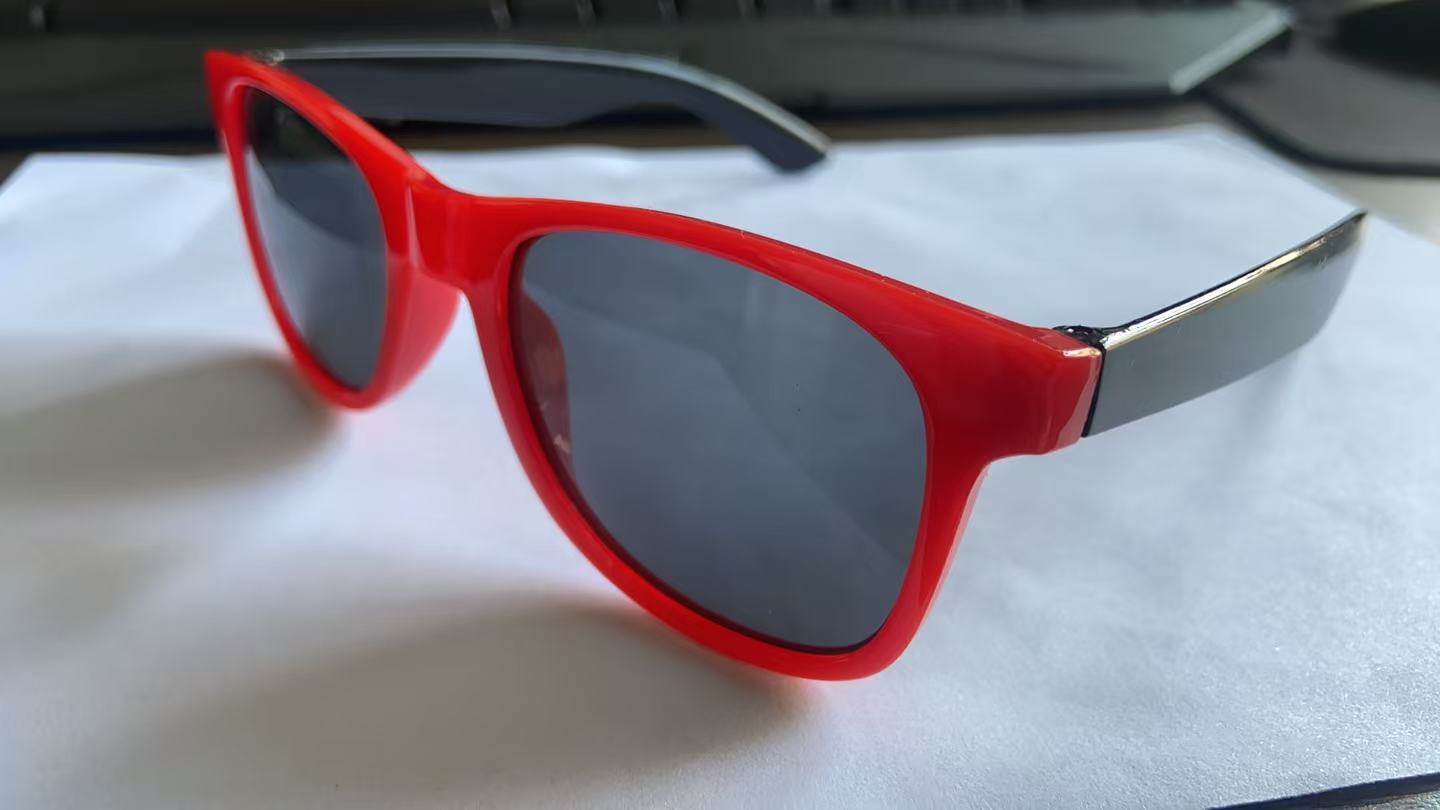 Gafas de sol retro de moda 2025, estilo caramelo con clavos de sombrilla de arroz, venta al por mayor directa de fábrica