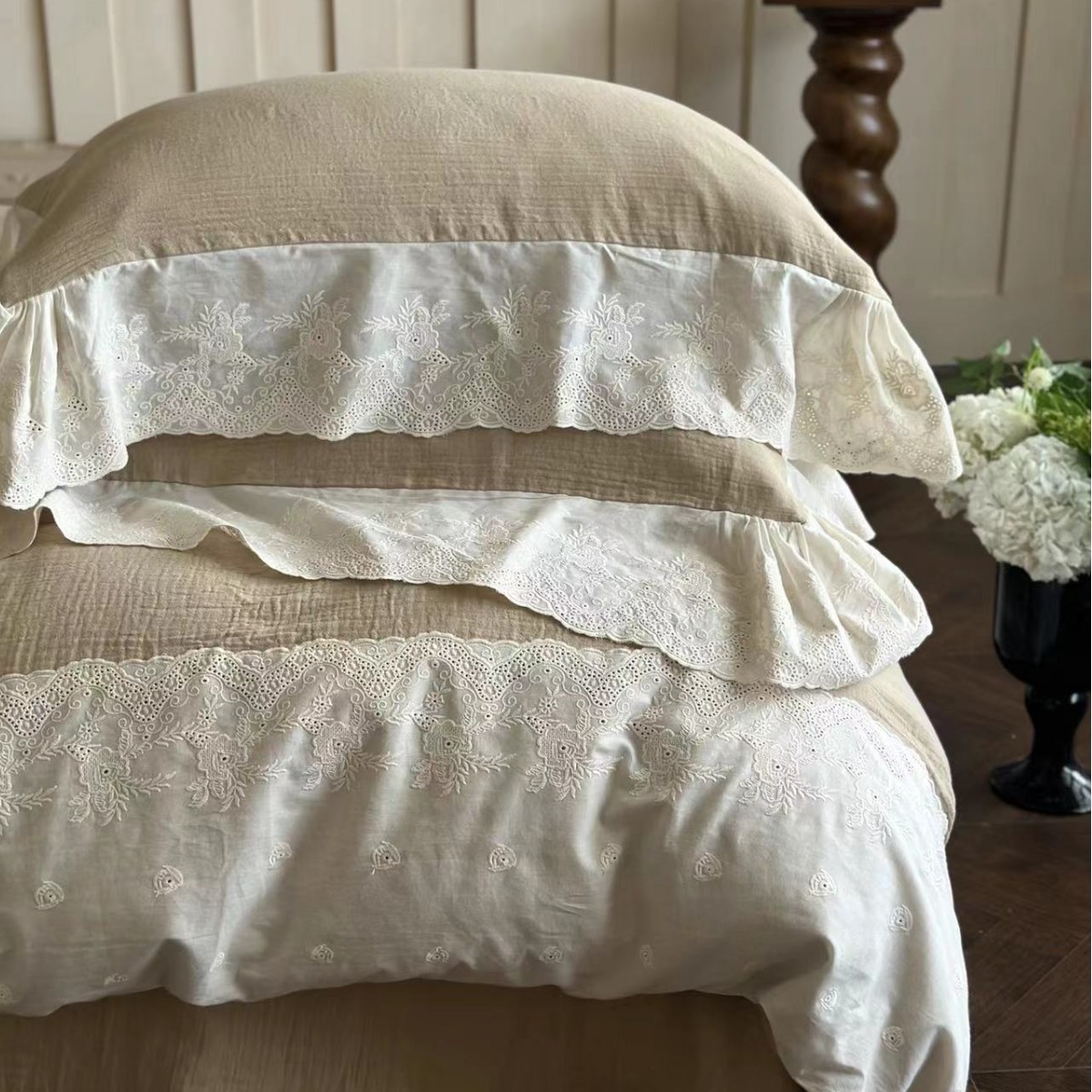 Algodón francés retro de color sólido dobles pliegues colcha de hilo cuatro piezas de encaje bordado de nicho de cama