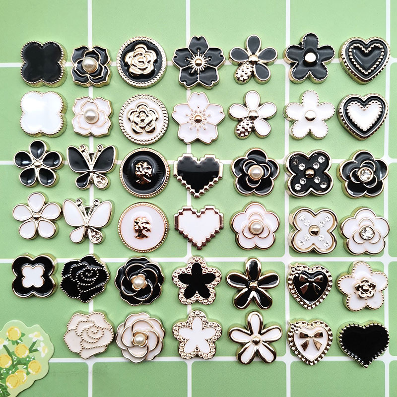 Temperamento de moda blanco y negro pequeño viento fragante cuatro hojas accesorios de plástico corazón de melocotón DIY pinzas de cabello material de ropa de correa