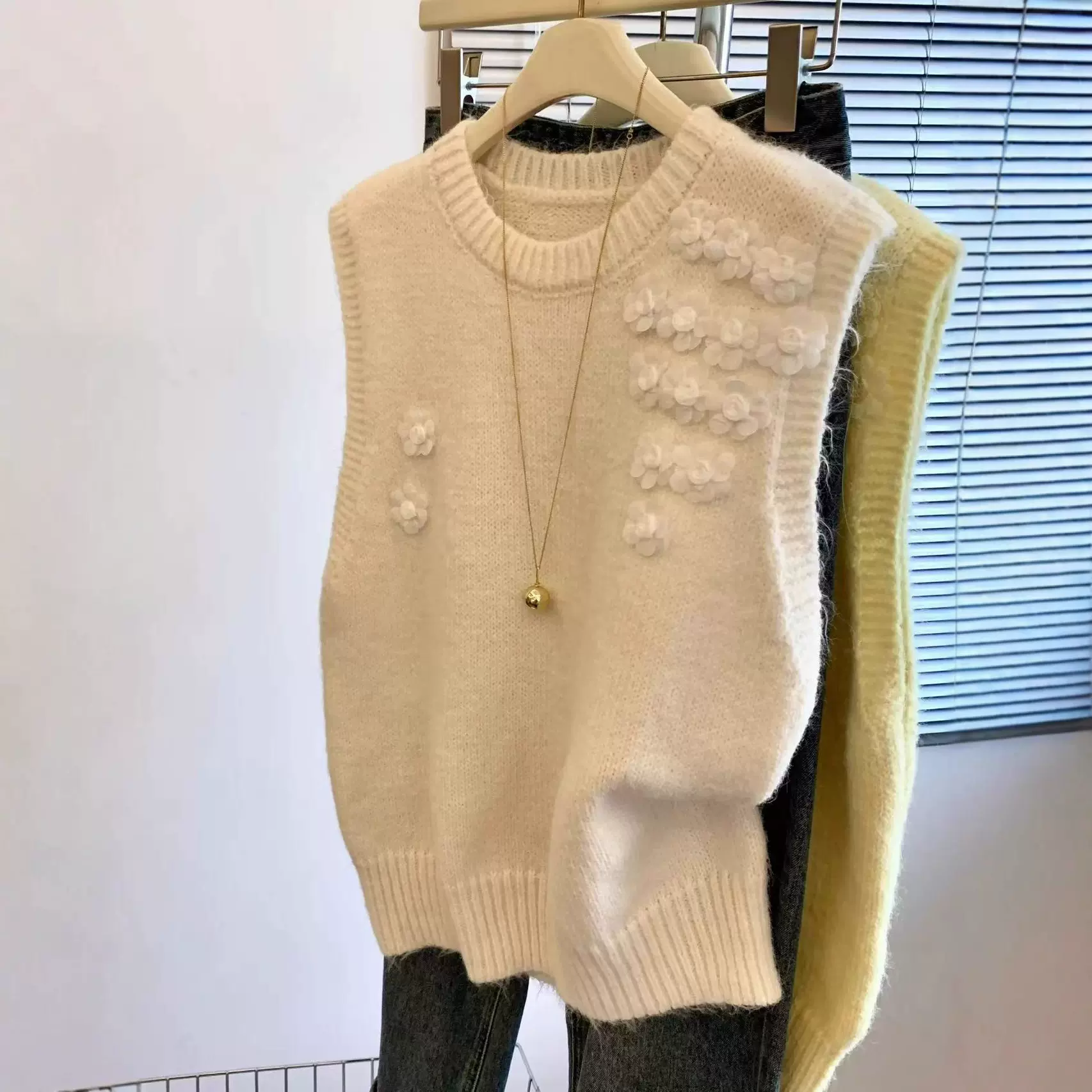 立体花朵纯色圆领针织背心2025秋冬新款复古风外搭软糯毛衣女马甲