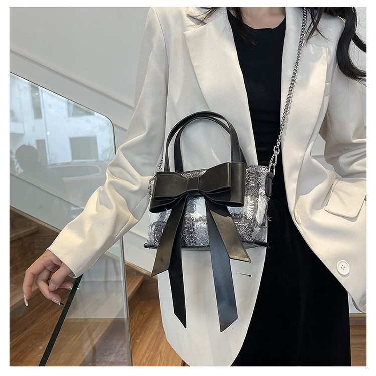 Women's Medium Pu Leather Bow Knot Streetwear Bowknot Zipper Shoulder Bag display picture 12