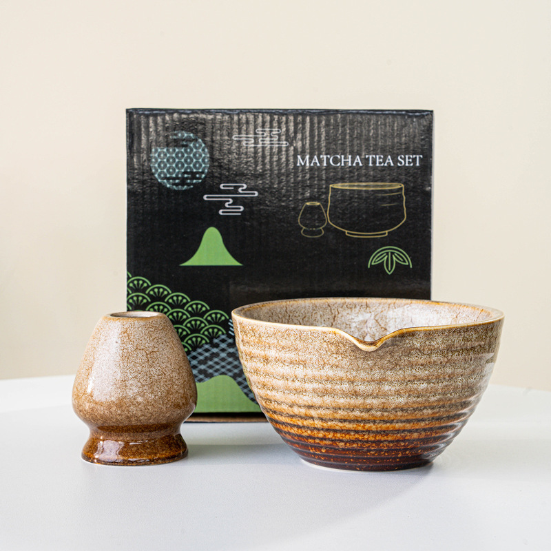 国境を越えて日本式の抹茶茶碗に案内口を持って釉薬茶を飲みます。|undefined